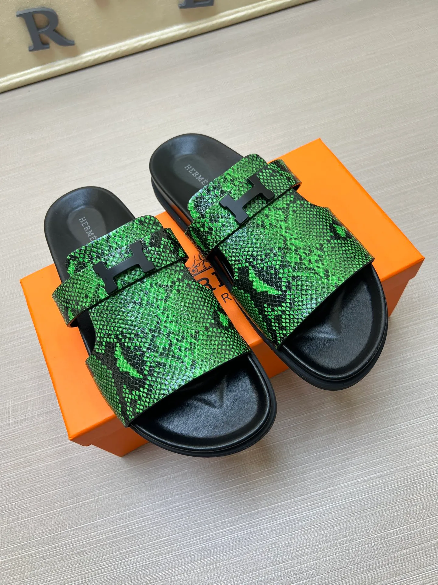 [H Family Hermès] P: 360💰 Size: 38-45 Hermes Men’s Kazimir Slippers - 2025 Summer New Hermès Same as the original version, with colored cowhide surface + rubber combined sole, handmade by master-level craftsmen! ❥High-end customization, exclusive products, the highest version in the industry.